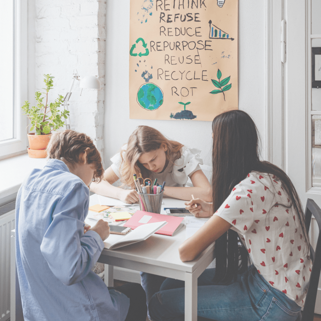 Participants réunis autour d’une table pour un atelier d’écriture collective animé par Ode & Cris à Strasbourg.