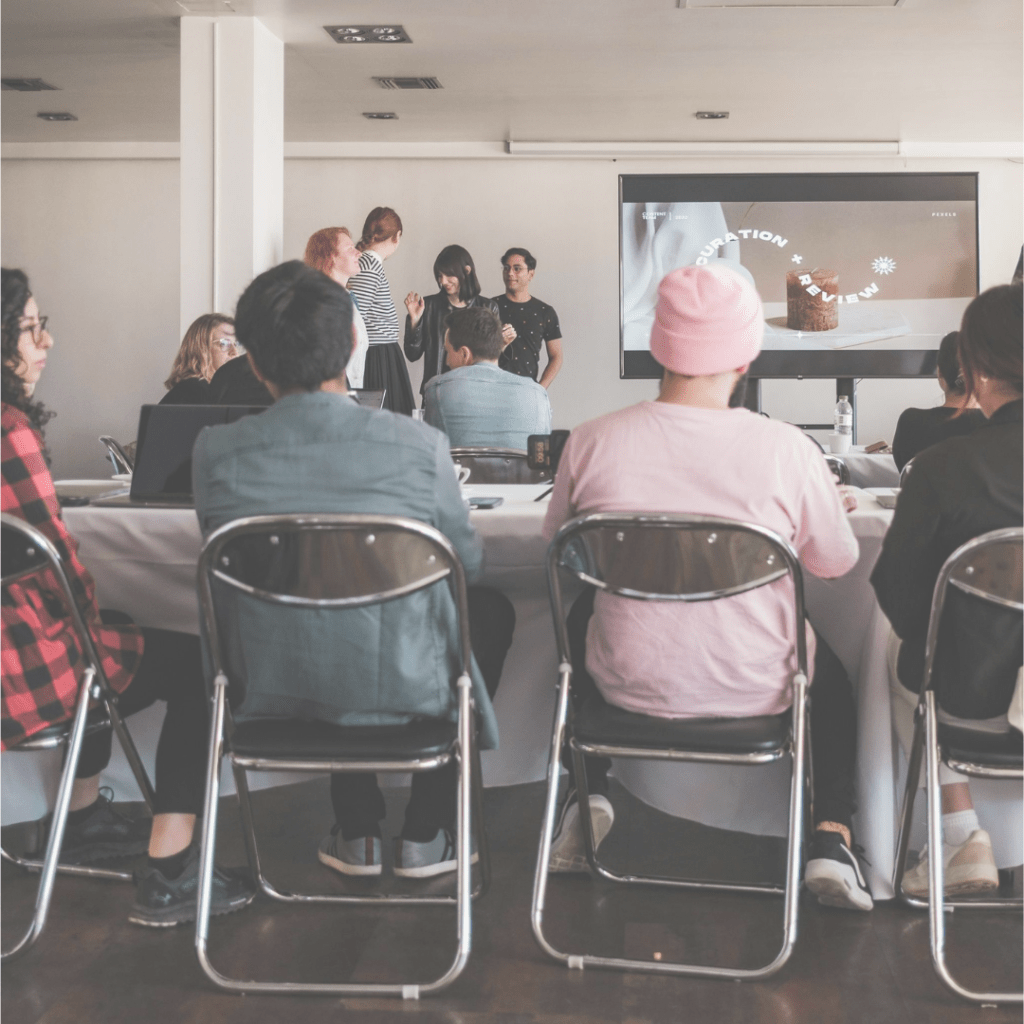 Conférence sur la libération de la parole et la lutte contre les violences, organisée par Ode & Cris dans un cadre associatif.