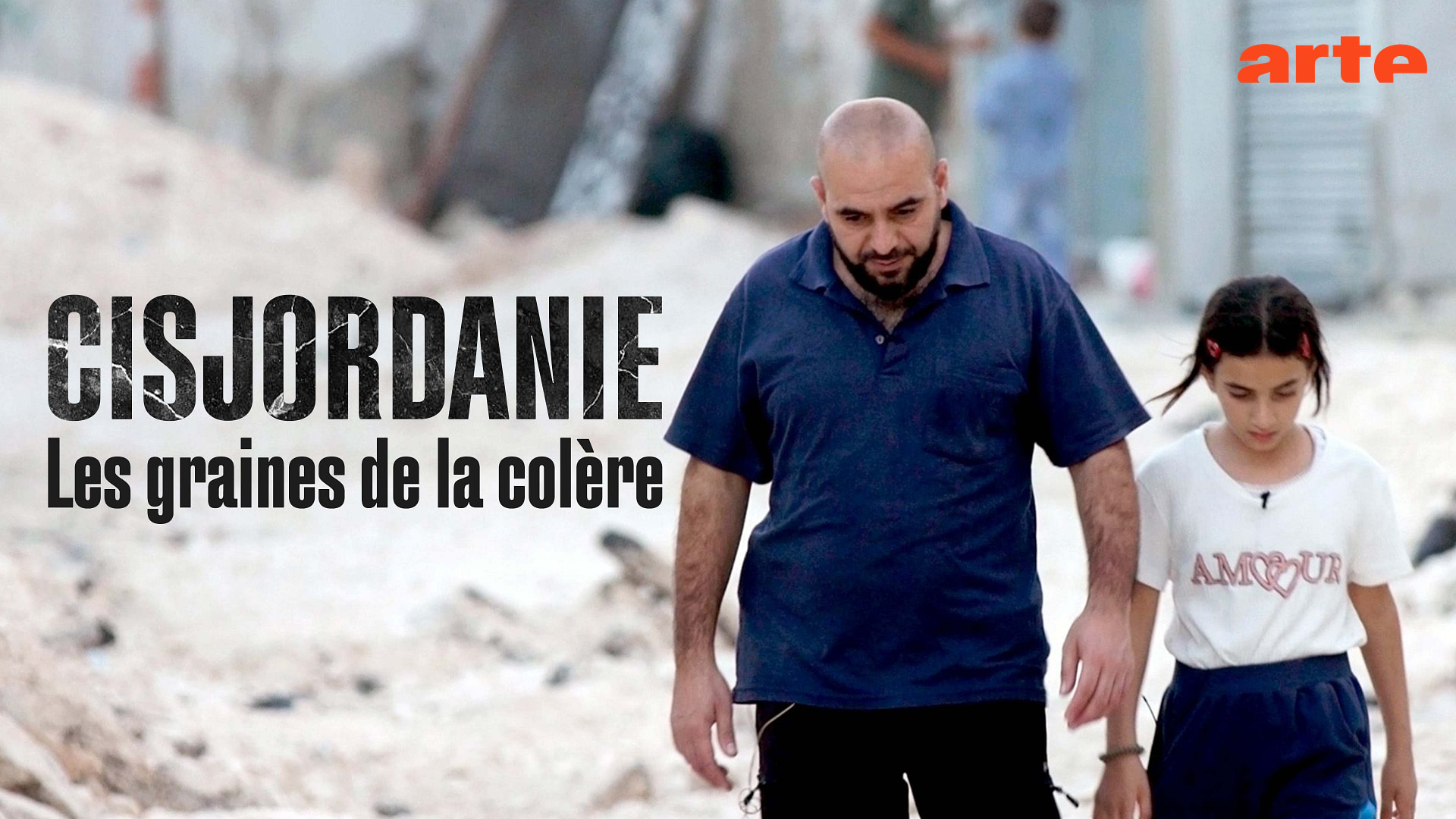 Un homme et une jeune fille marchent dans une rue marquée par des destructions, image du documentaire « Cisjordanie – Les graines de la colère » diffusé sur Arte.
